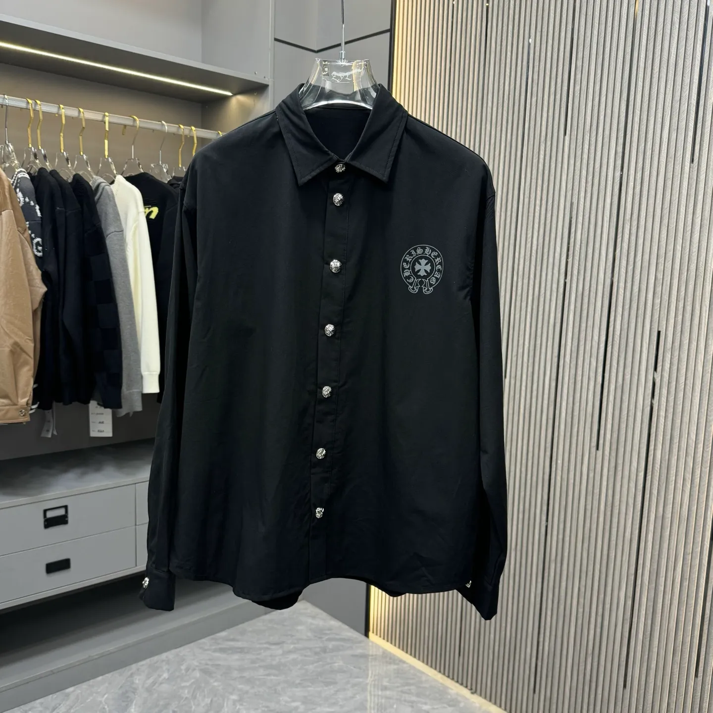 🅿️310 new arrival🆕 CH Croix heart horseshoe printing technology with hardware fasteners｜Lapel mid-length shirt jacket with horseshoe logo; letter logo buttons on the upper body, the effect is straight and stylish; cufflinks are all cross buttons, with hemming treatment on the inside; noteworthy details are included, the square mark on the hem must be a three-line motorcycle, not sewn by a flat machine. One piece is overweight, this quality is only available in red Color: Black White Size: S-xxl